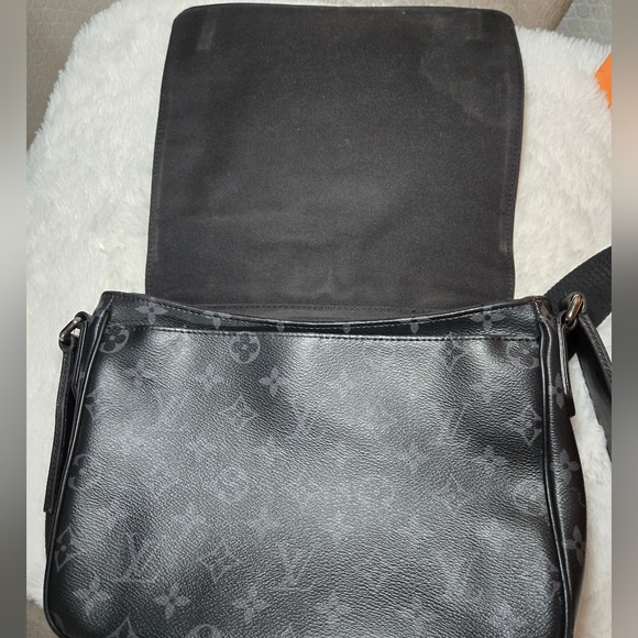 Louis Vuitton District Messenger Bag Monogram Eclipse Canvas MM - Picture 11 of 17